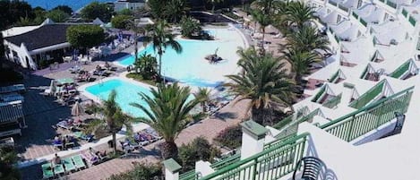 3 piscinas al aire libre, guardavidas en la propiedad