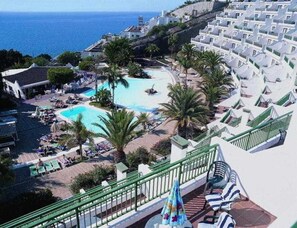 3 outdoor pools, lifeguards on site