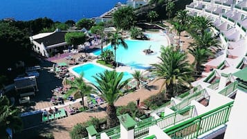 3 piscines a l'aire lliure i socorristes a les instal·lacions