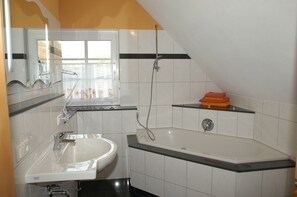 Casa | Baño | Tina profunda y toallas 
