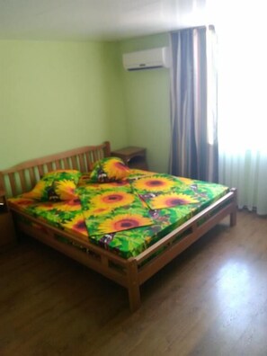 スタンダード ダブルルーム キングベッド 1 台 コートヤードビュー | WiFi (無料)、ベッドシーツ