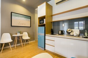 Estudio Deluxe, 1 cama de matrimonio, frigorífico y microondas | Zona de estar | Una televisión de pantalla plana