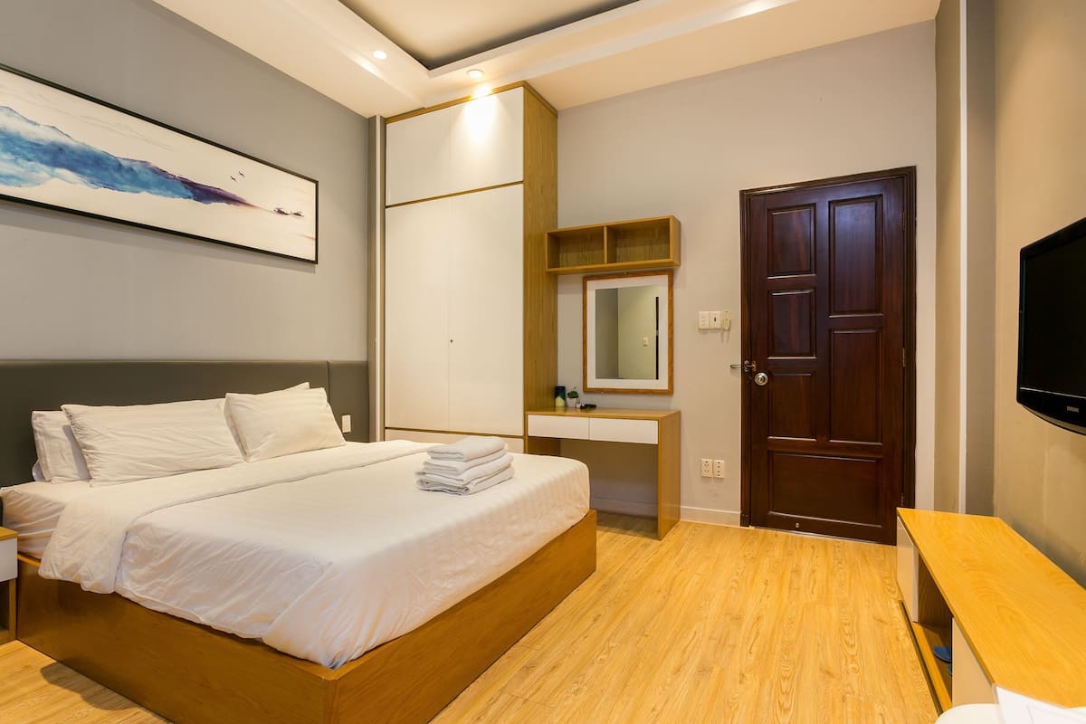 Economy Studio, 1 Queen Bed, Smoking, Refrigerator & Microwave | Living area