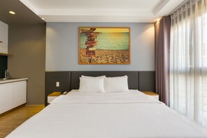 Estudio Deluxe, 1 cama de matrimonio, frigorífico y microondas | Zona de estar | Una televisión de pantalla plana