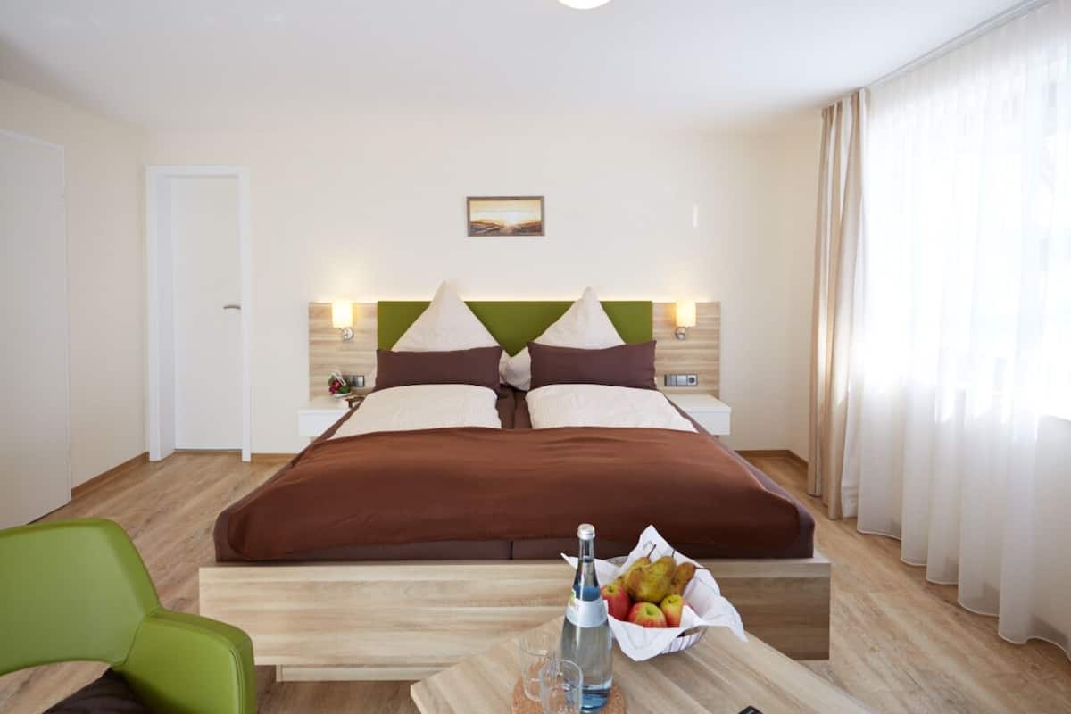 Cortinas blackout, wifi gratis y ropa de cama