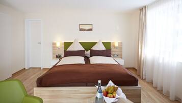 Tirai kedap cahaya, Wi-Fi gratis, dan seprai linen