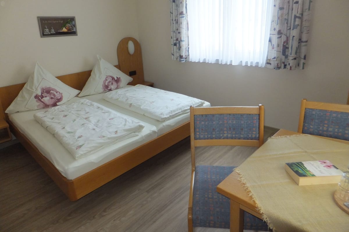 Cortinas blackout, wifi gratis y ropa de cama