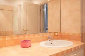 Apartment, 2 Schlafzimmer | Badezimmer | Dusche, Bidet, Handtücher, Seife