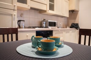 Căn hộ, 2 phòng ngủ | Khu vực ăn uống tại phòng