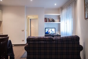 Apartment, 2 Schlafzimmer | Wohnbereich | Flachbildfernseher