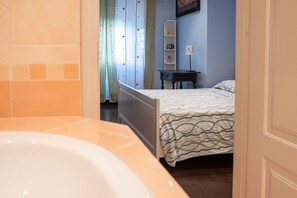 Apartment, 2 Schlafzimmer | Badezimmer | Dusche, Bidet, Handtücher, Seife