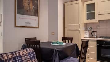 Apartamento, 2 quartos | Opções para refeição no quarto
