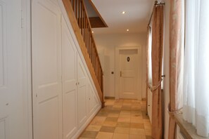 Apartment, 3 Bedrooms, Lake View | Room amenity