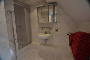 Apartment, 3 Bedrooms, Lake View | Bathroom | Shower, hair dryer, towels - Schwarzwald Apartments (Schluchsee)