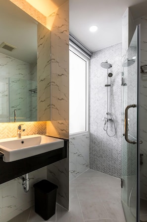 Deluxe Suite Twin | Badezimmer | Kostenlose Toilettenartikel, Haartrockner, Hausschuhe, Handtücher