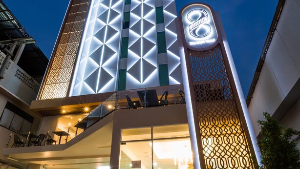 Un edificio moderno con diseños geométricos y un logotipo destacado en la fachada.