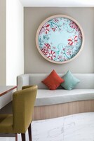 Ropa de cama de alta calidad y minibar