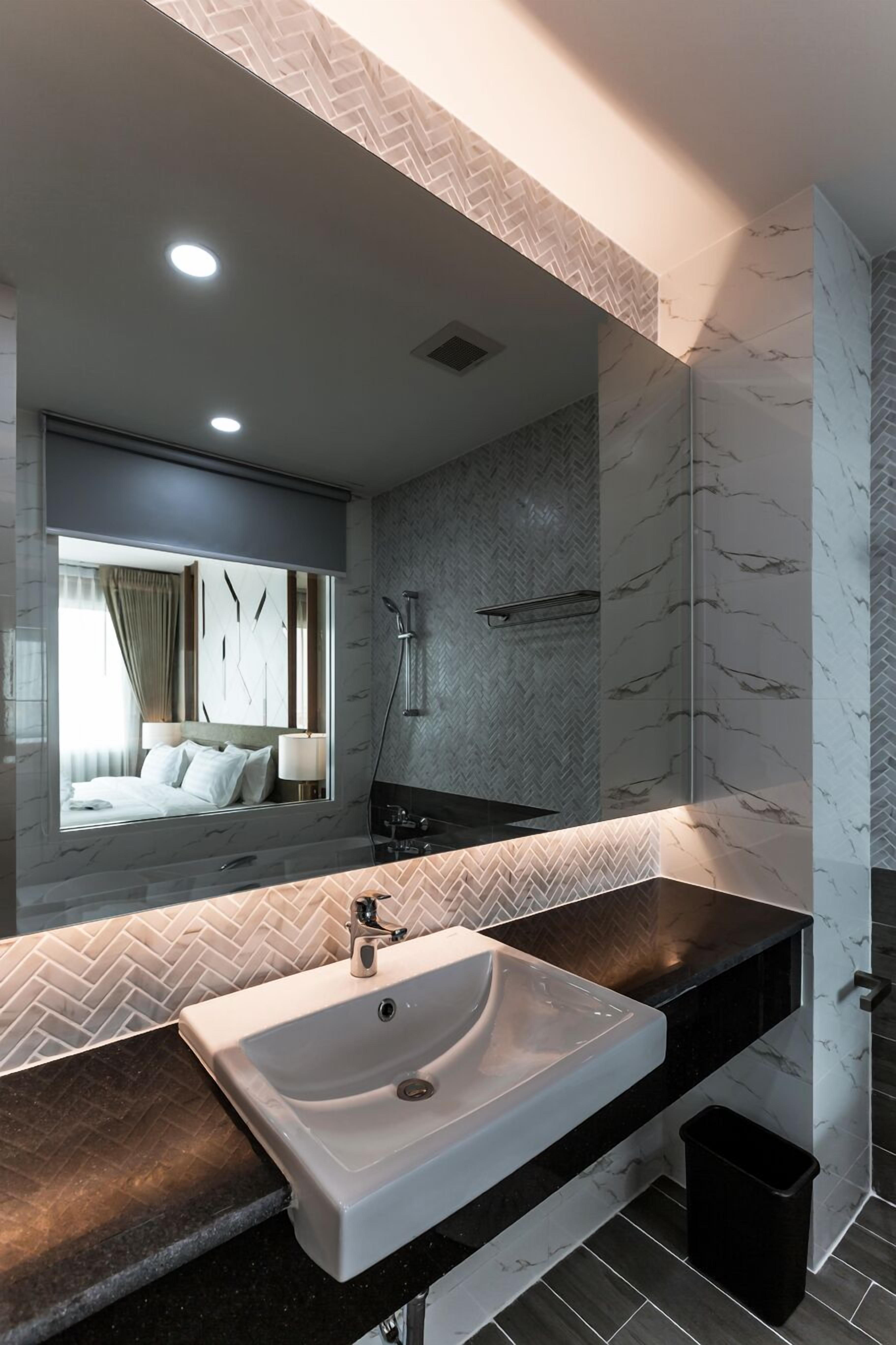 grand deluxe king with city view | bathroom sink