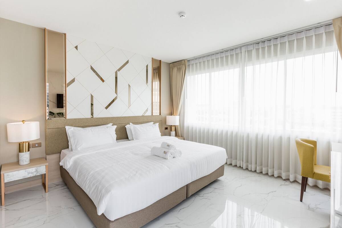 Tweepersoonskamer, voor 1 persoon | Luxe beddengoed, een minibar, een kluis op de kamer, een bureau