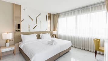 Grand Deluxe King with City View | Premium bedding, minibar, in-room safe, desk