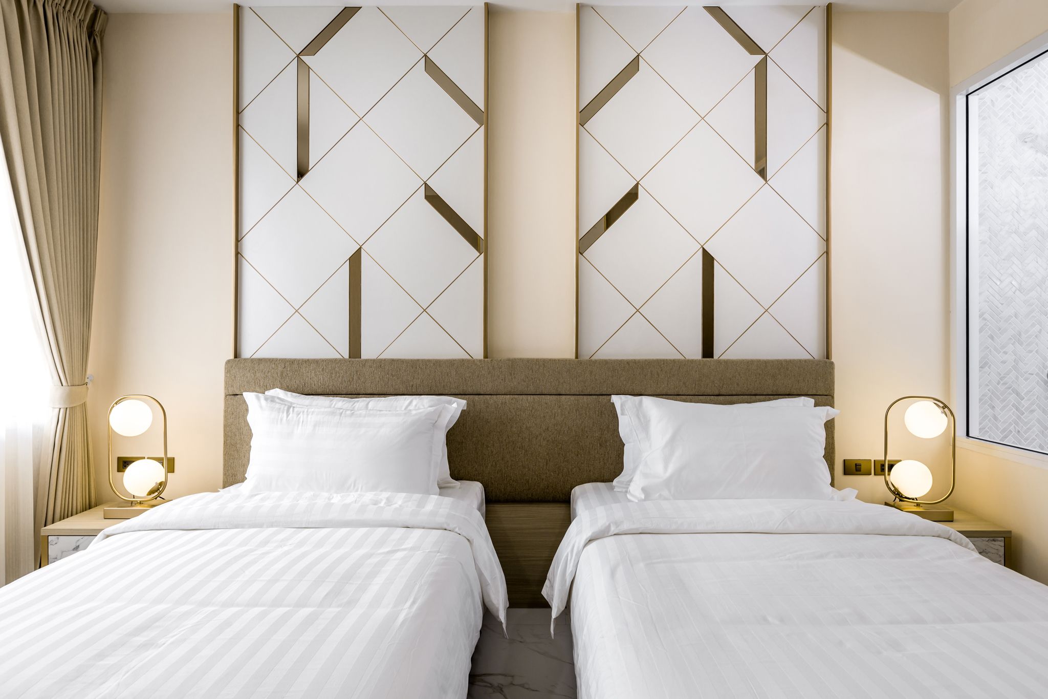 deluxe twin room | premium bedding, minibar, in-room safe, desk