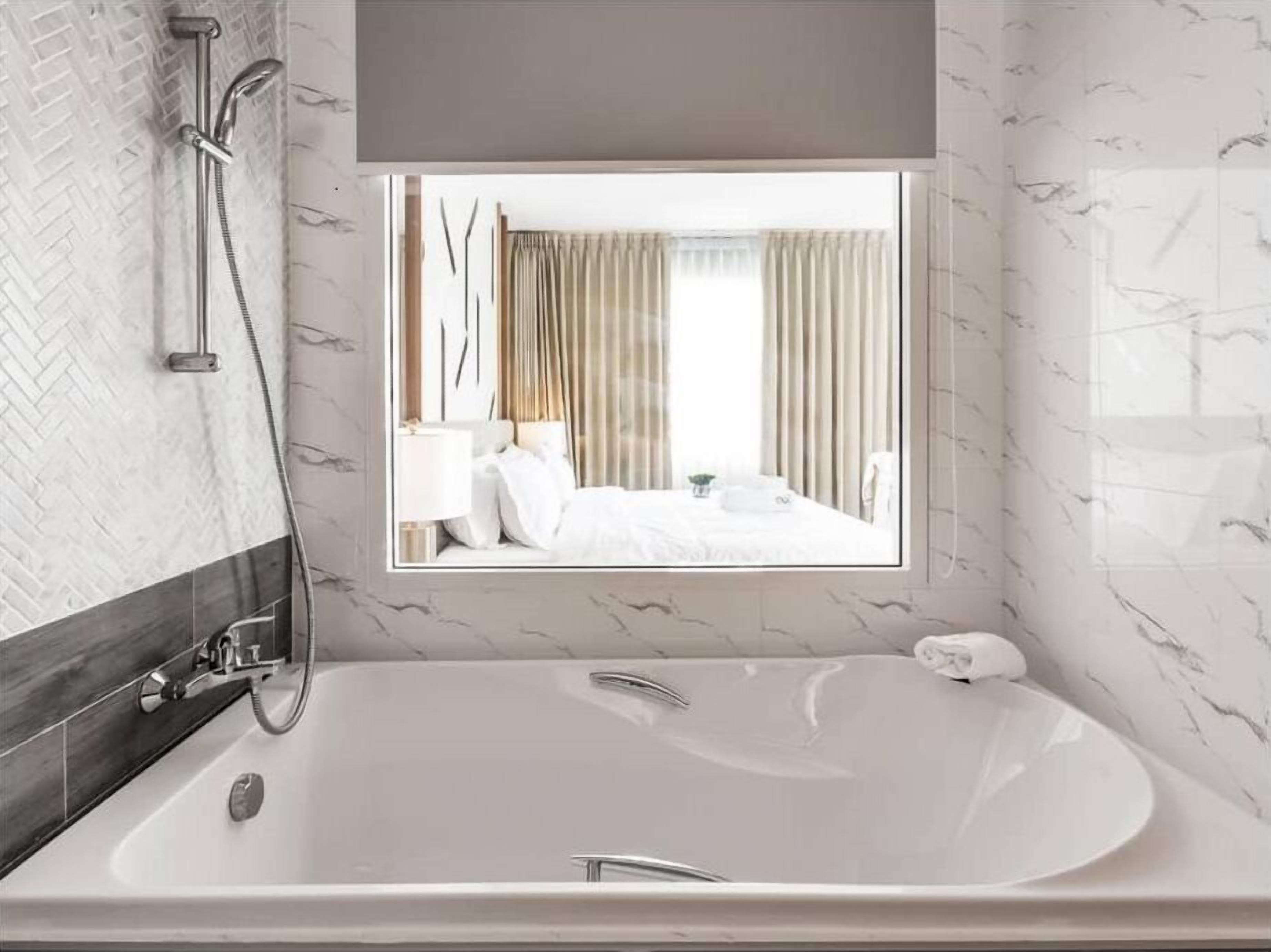 grand deluxe twin | deep-soaking bathtub