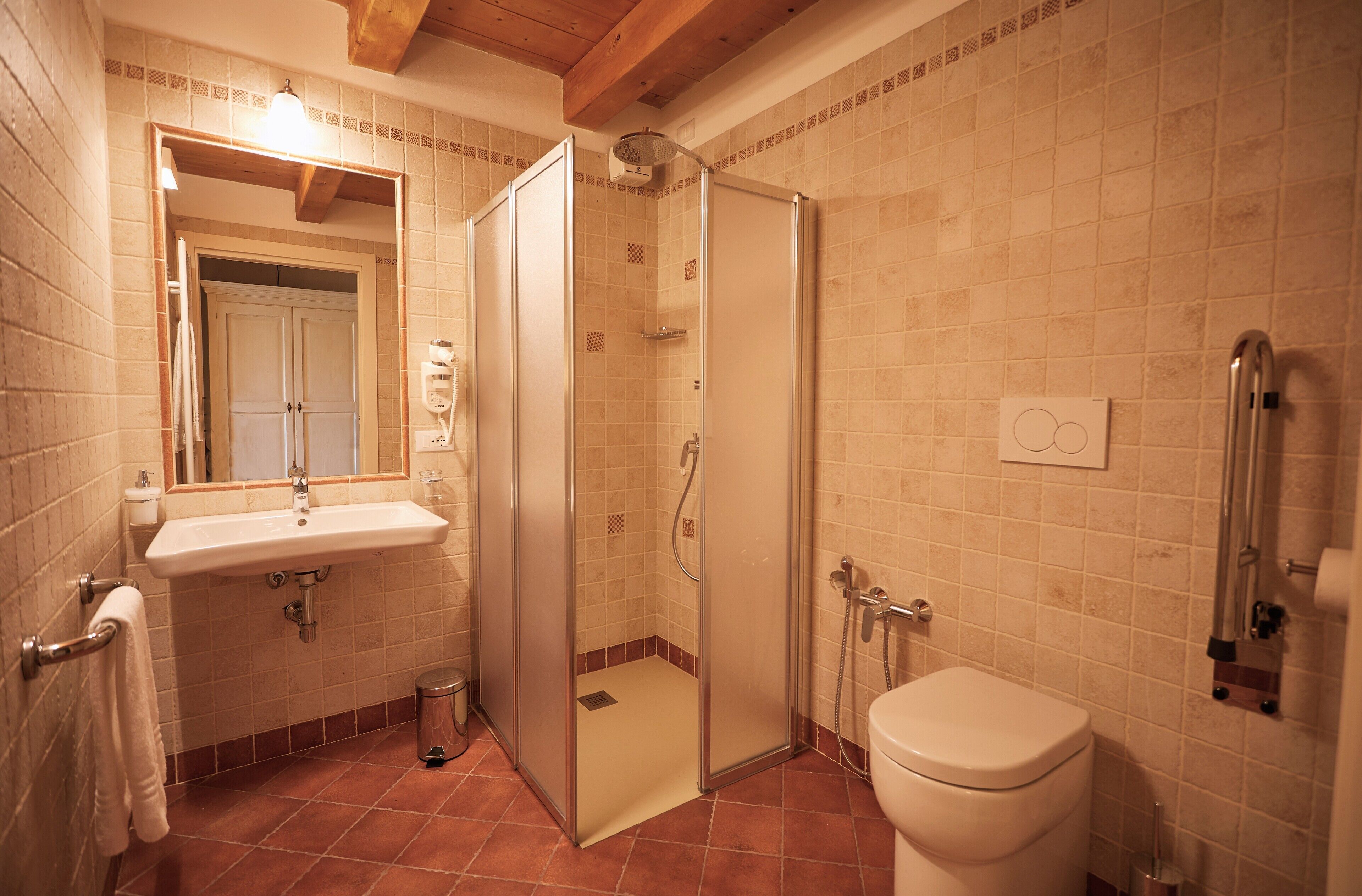 classic double room | bathroom | combined shower/bathtub, rainfall showerhead, eco-friendly toiletries