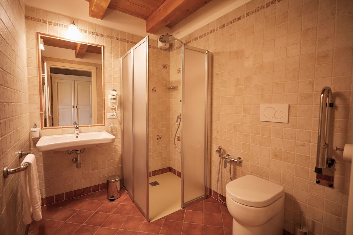 classic double room | bathroom | combined shower/bathtub, rainfall showerhead, eco-friendly toiletries