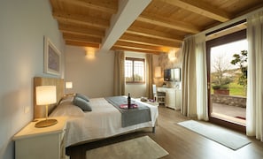 Ropa de cama de alta calidad, cubrecamas y minibar 