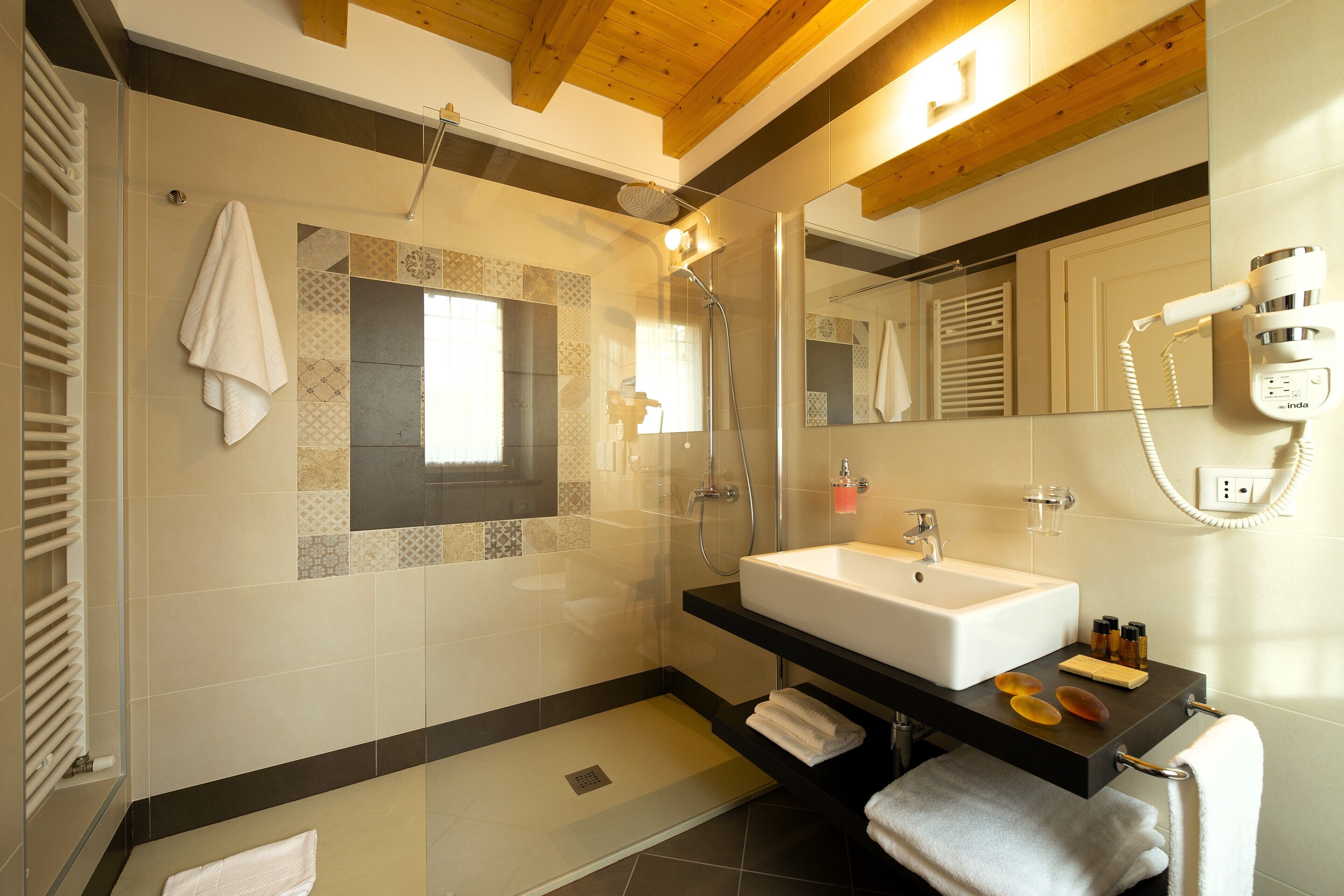 combined shower/bathtub, rainfall showerhead, eco-friendly toiletries