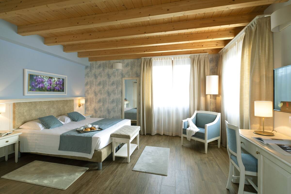 Premium bedding, down duvets, minibar, in-room safe