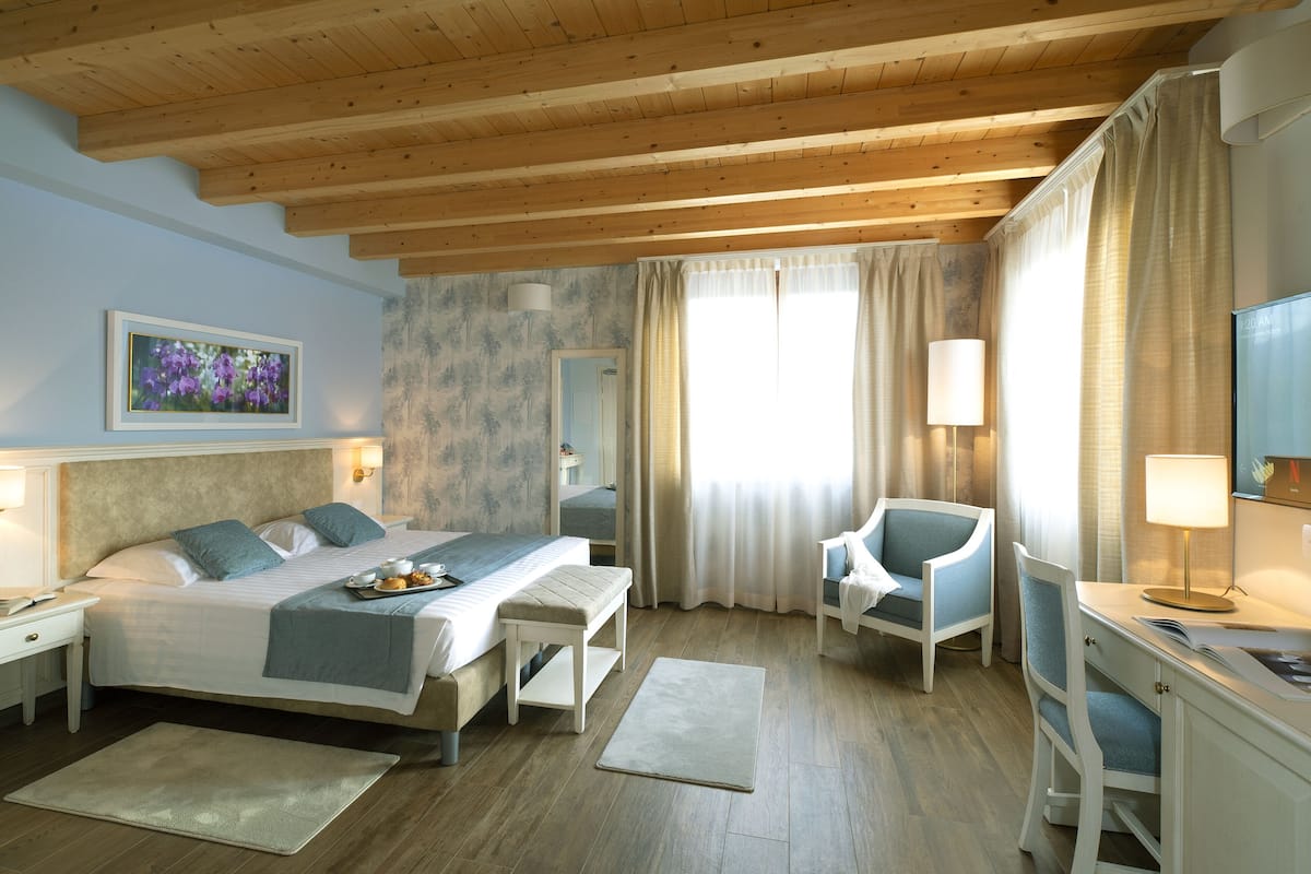 2 bedrooms, premium bedding, down duvets, minibar