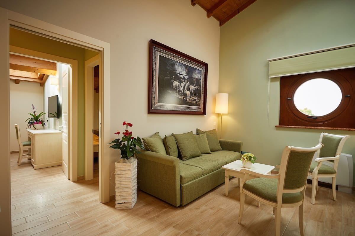 Exclusive Suite | Living area | 43-inch flat-screen TV with satellite channels, TV