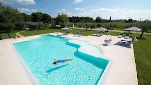 Sesongbasert utendørsbasseng, bassengparasoller og solsenger