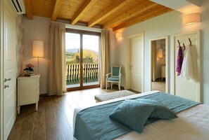 Honeymoon Suite, Vineyard View | Living area | 43-inch flat-screen TV with satellite channels, TV, Netflix