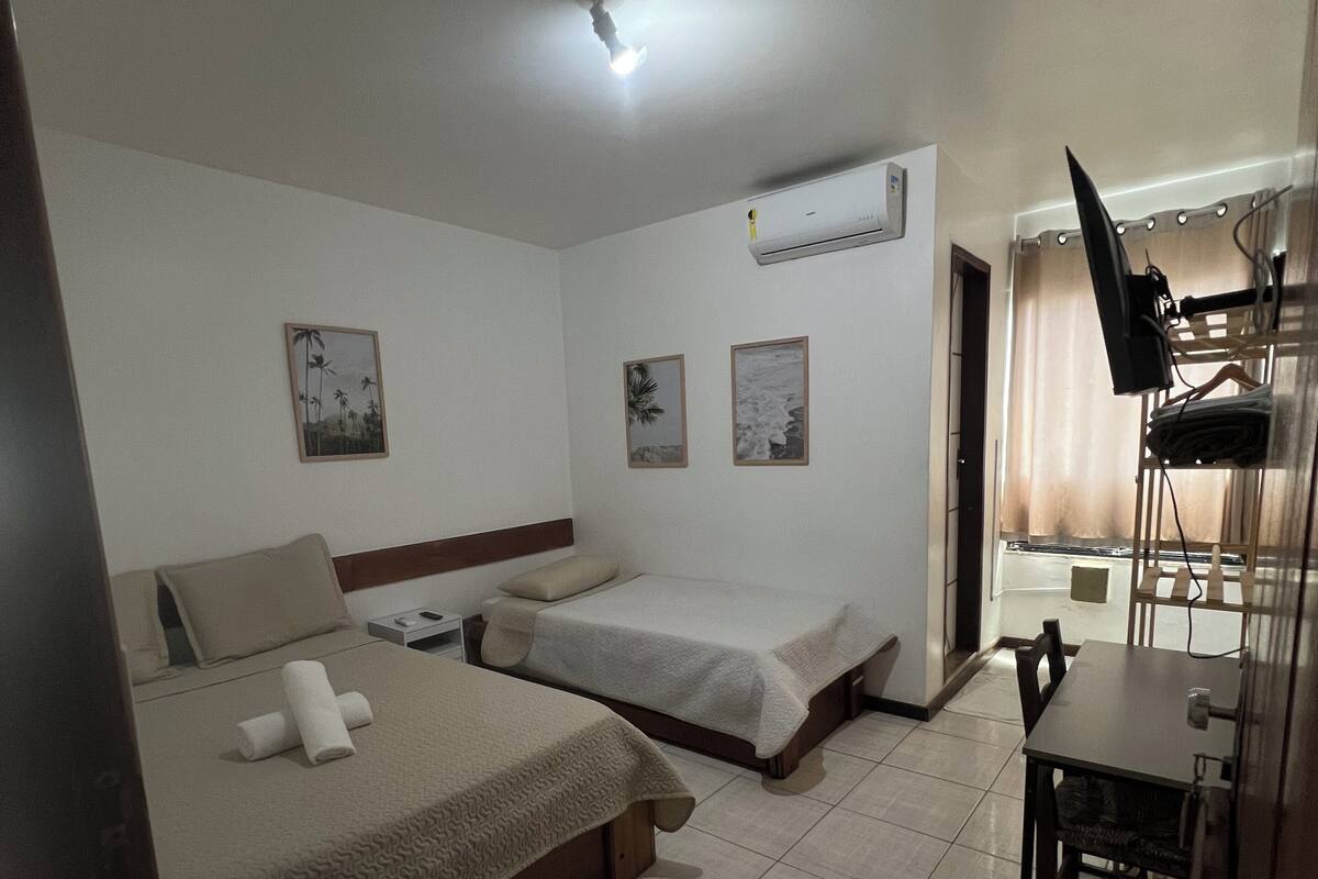 Kamar Standar, pemandangan laut terbatas | Minibar, meja kerja, setrika/meja setrika, dan Wi-Fi gratis