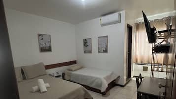 Quarto standard, vista parcial para o mar | Frigobar, escrivaninha, ferros/tábuas de passar roupa, Wi-Fi de cortesia