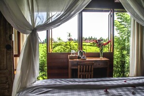 Luxe beddengoed, een kluis op de kamer, een bureau