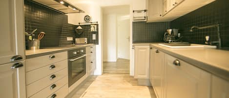 Departamento exclusivo, vista a la montaña | Cocina privada | Refrigerador con congelador, horno, parrilla de estufa y lavavajillas