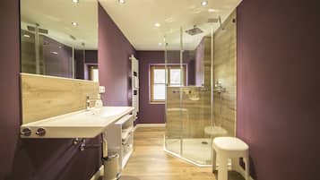 Exclusive-Apartment, Bergblick | Badezimmer | Dusche, Regendusche, Haartrockner, Fußbodenheizung (Badezimmer)