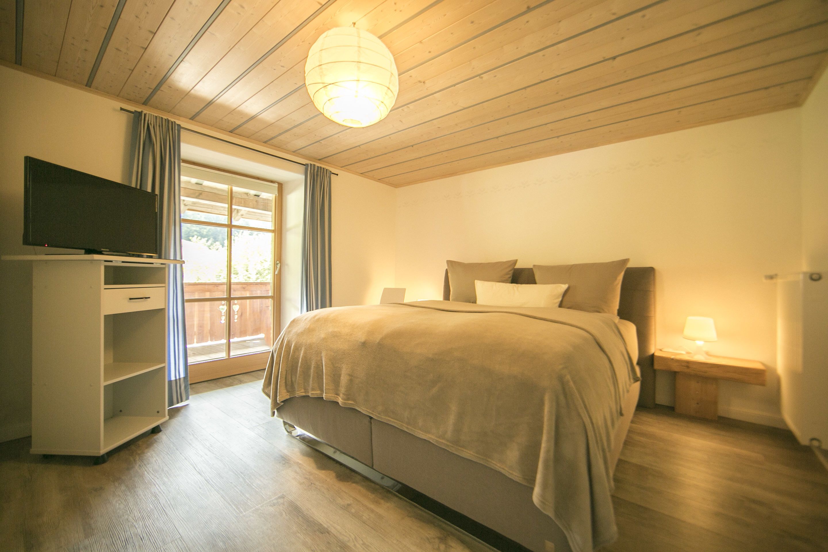 Exclusive-Apartment, Bergblick | Zimmersafe, individuell dekoriert, individuell eingerichtet