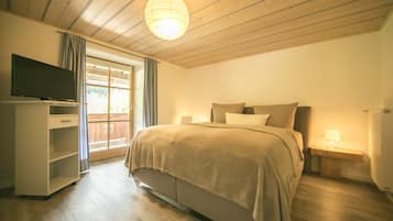 Exclusive-Apartment, Bergblick | Zimmersafe, individuell dekoriert, individuell eingerichtet