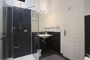 Shower, rainfall showerhead, hair dryer, heated floors - Dauscher Hof (Siegsdorf)