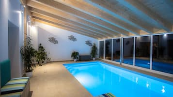 Innenpool, geöffnet von 10:30 Uhr bis 21:00 Uhr, Liegestühle