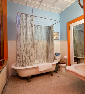Deluxe Room, 1 King Bed, City View | Bathroom