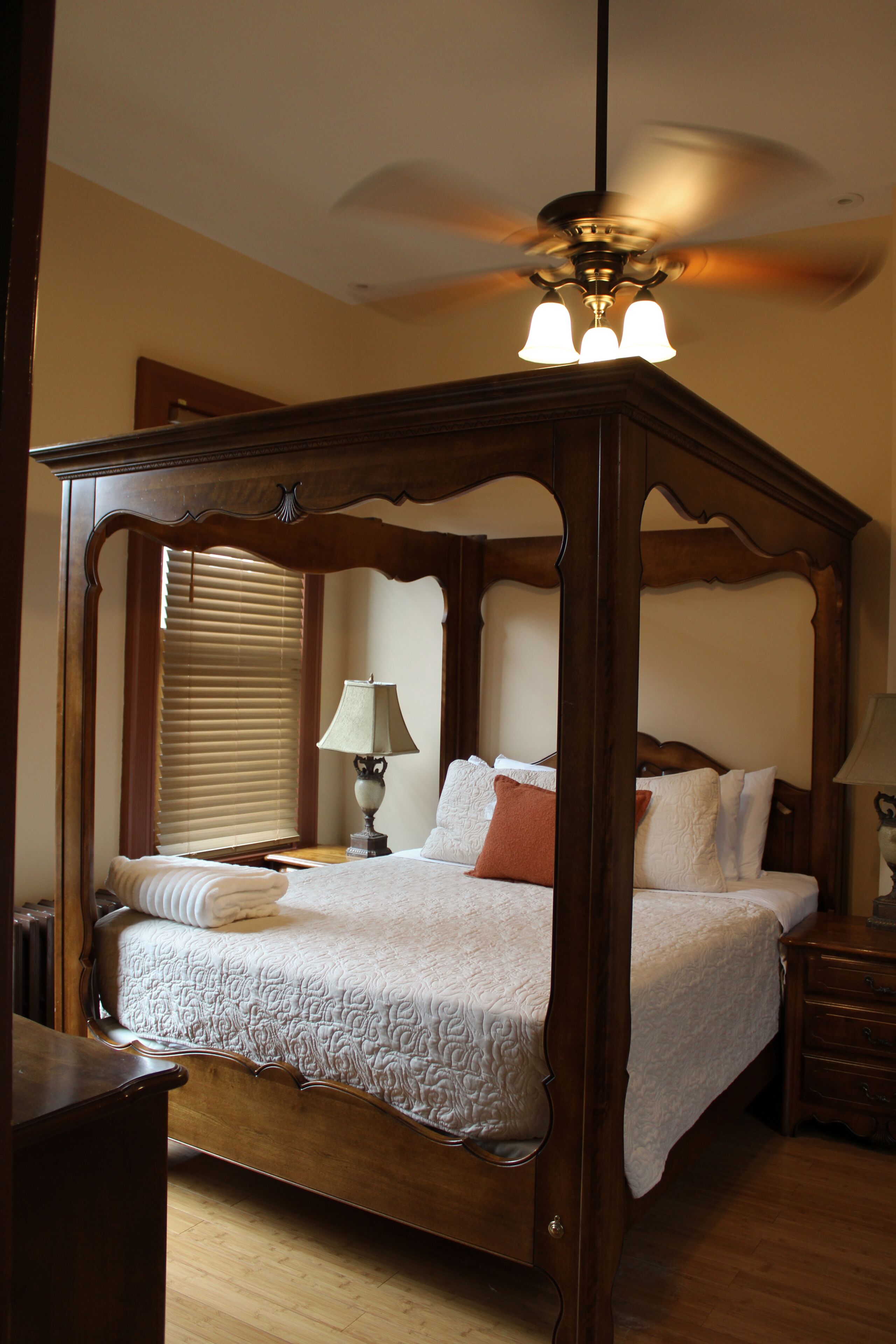 Dobbeltrom, 1 queensize-seng | Sengetøy av topp kvalitet, safe på rommet og individuelt dekorert