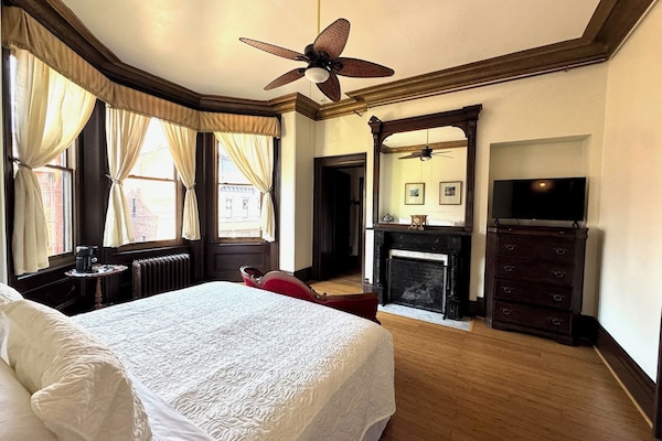 Kamar Premium | Seprai premium, brankas, dan didekorasi berbeda-beda