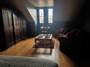 Deluxe Quadruple Room, Courtyard View | Living area