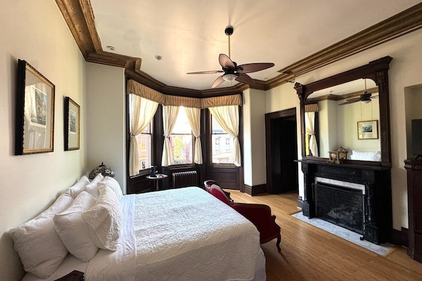 Premium-huone | Ylelliset vuodevaatteet, tallelokero huoneessa