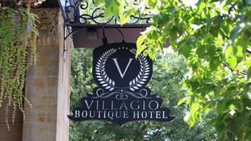 Vista frontal de la propiedad